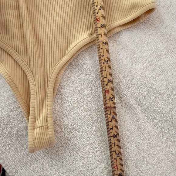 Chelsea & Violet  Bodysuit Ivory Cream long Sleeves Low scoop Neck Size M - Picture 4 of 6